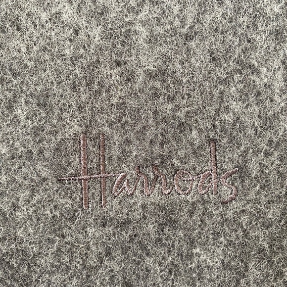NWT VTG Harrods of London Lambswool Fringed Scarf Embroidered Logo Charcoal - Picture 6 of 10
